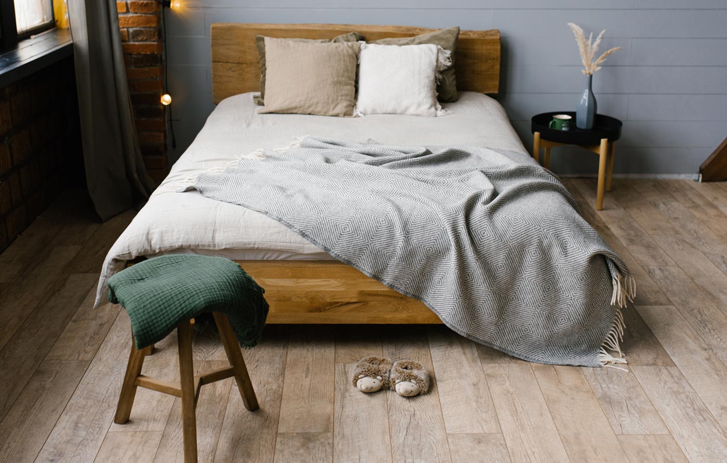 Bodenbeläge zum Wohlfühlen - Holzboden und Parkett Mutter und Tochter im Wohnzimmer auf dem Holzboden vorm Fenster